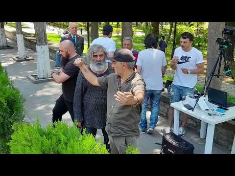 კაცი, რომელიც ჯიხურთან იდგა